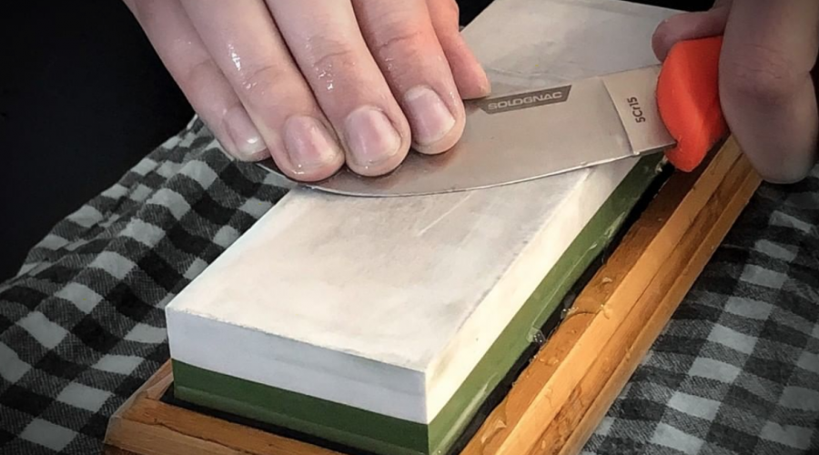 Cette méthode offre plusieurs avantages : Le premier est de pouvoir bénéficier de différents grains en fonction des pierres utilisées. Le second permet d'aiguiser tous type de lames (couteaux de cuisine, dagues, haches, etc.) Enfin, une pierre vous permet de choisir l'angle d'affûtage.