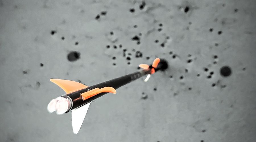 "Je suis à 15m. J'arme mon arc, je souffle, je relâche mon poignet, je descends mon pin sur le point rouge. Flashhhh PAF !" . . . Cela fera une tringle originale pour les rideaux ! Super content !