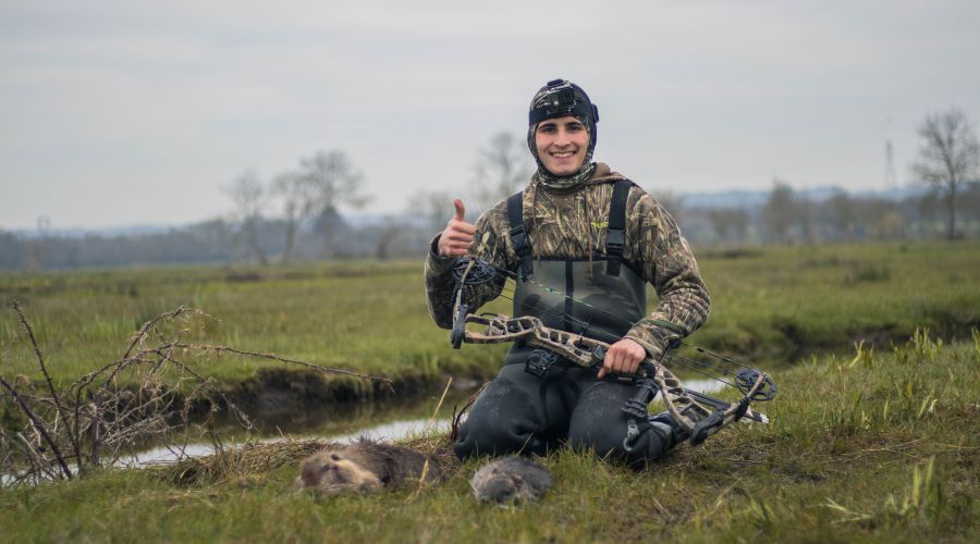 Superbe matinée de chasse marquée par ma première "brochette", oui deux ragondins tués par la même flèche au même moment ! Et en plus, la localisation d'impact est pleine tête que rêver de mieux ! Une matinée qui se terminera par 5 individus au tableau, un peu déçu, j'aurai pu en avoir le double si j'avais été plus habile, mais bon, c'est la chasse ! 