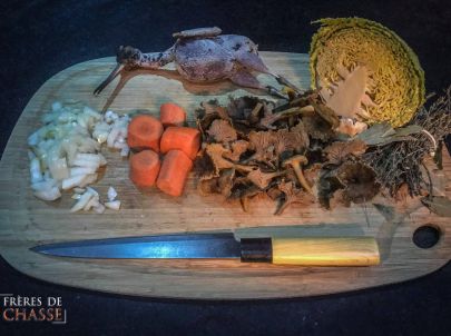Petit plateau repas d'une bécasse avec ses légumes de saisons. Choux, chanterelles, oignons, carrottes.