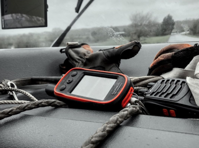 « Ça part vers la forêt des voisins, prend à gauche on va pouvoir couper la menée ». . . . Cela fait désormais 4 ans que nos chiens portent du GPS et c’est un gain de sécurité, de temps et de confort de chasse.