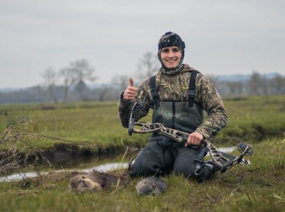 Superbe matinée de chasse marquée par ma première "brochette", oui deux ragondins tués par la même flèche au même moment ! Et en plus, la localisation d'impact est pleine tête que rêver de mieux ! Une matinée qui se terminera par 5 individus au tableau, un peu déçu, j'aurai pu en avoir le double si j'avais été plus habile, mais bon, c'est la chasse ! 